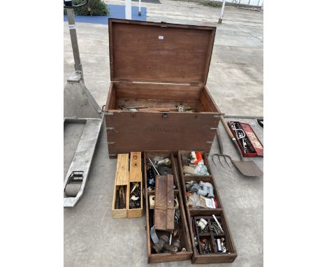 A LARGE VINTAGE ENGINEERS CHEST CONTAINING A LARGE ASSORTMENT OF TOOLS 