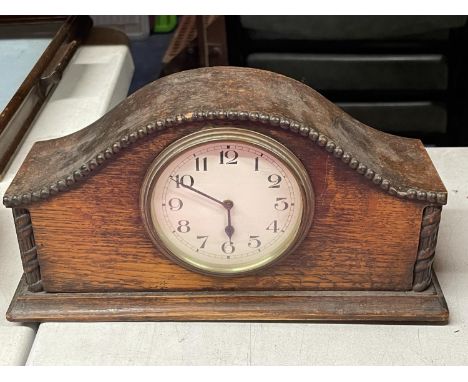 A VINTAGE MAHOGANY MANTLE CLOCK WITH WIND UP MECHANISM 