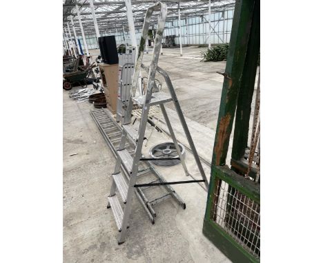 A FOUR RUNG ALUMINIUM STEP LADDER 