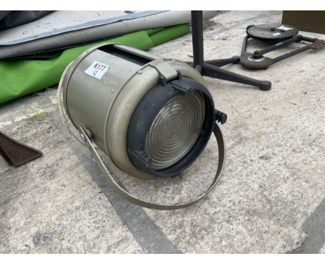 A LARGE INDUSTRIAL VINTAGE THEATRE LAMP 