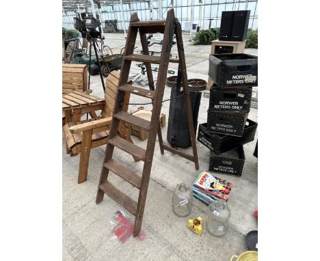 A VINTAGE WOODEN SIX RUNG STEP LADDER 