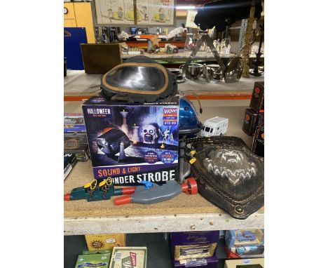 A MIXED LOT TO INCLUDE WWII GAS MASK, BOXED HALLOWEEN ITEM ETC 