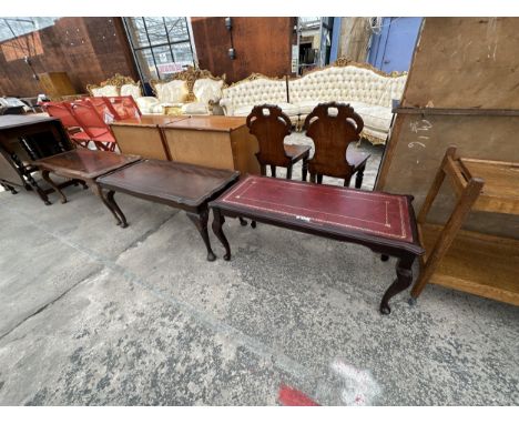 THREE VINTAGE COFFEE TABLES TO INCLUDE A RED LEATHER TOPPED EXAMPLE 