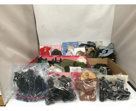 A LARGE COLLECTION OF VINTAGE ACTION MAN ACCESSORIES TO INCLUDE CLOTHING, WEAPONS, BEDS, KIT, ETC 