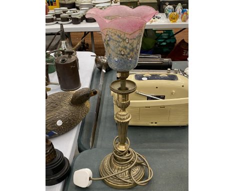 A VINTAGE BRASS TABLE LAMP WITH A GLASS SHADE, HEIGHT 45CM 