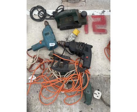 AN ASSORTMENT OF POWER TOOLS TO INCLUDE DRILLS AND A PLANE ETC 
