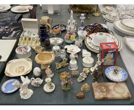 A LARGE MIXED LOT TO INCLUDE CERAMIC ANIMALS, PLATES, TRINKET BOXES, TANKARDS, A WATCH SET, ETC 
