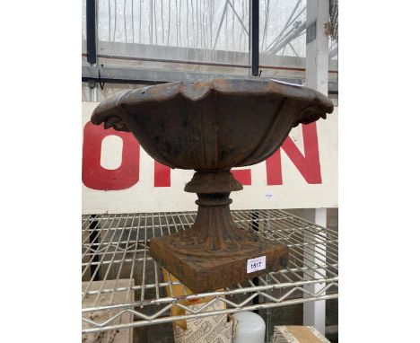 A VINTAGE CAST IRON URN PLANTER (H:27CM) 