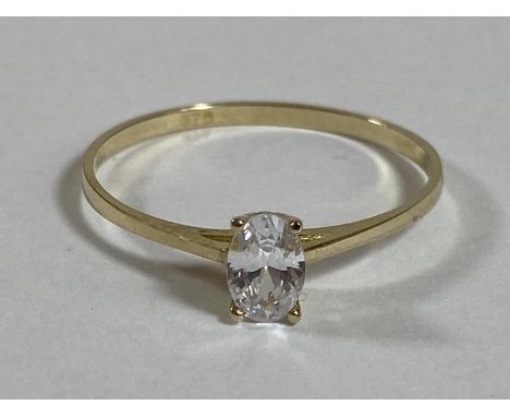 A VINTAGE 9CT YELLOW GOLD SOLITAIRE RING, SIZE R/S 