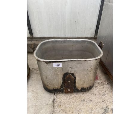 A SMALL VINTAGE ALUMINIUM COOKING POT WITH HANDLE 