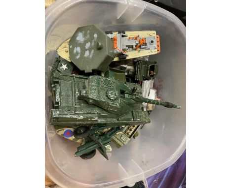 A QUANTITY OF VINTAGE DIE-CAST MILITARY VEHICLES TO INCLUDE CORGI, MATCHBOX, ETC 