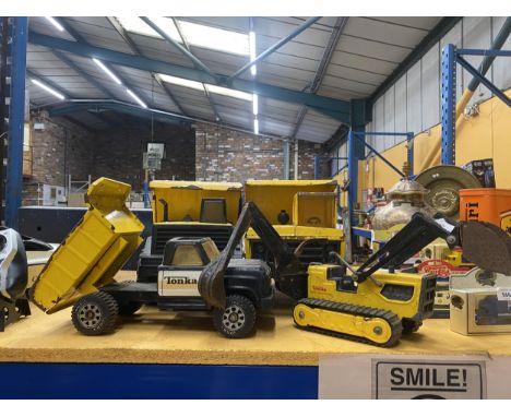 A GROUP OF FOUR VINTAGE TONKA CONSTRUCTION VEHICLES, DIGGER, DUMPER TRUCKS ETC 