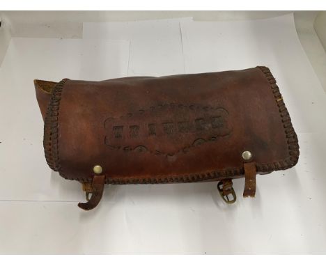 A VINTAGE TRIUMPH LEATHER MOTORBIKE BAG 