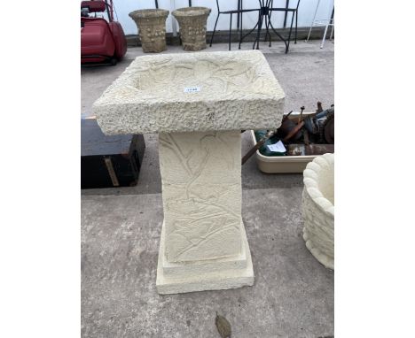 AN AS NEW EX DISPLAY CONCRETE HEDGEROW BIRDBATH *PLEASE NOTE VAT TO BE PAID ON THIS ITEM* 