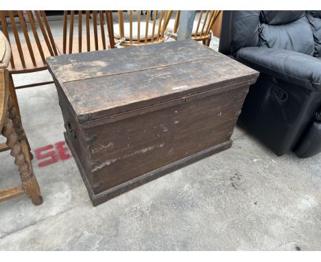 A VINTAGE PINE BLANKET STORAGE CHEST WITH METAL SUPPORTS, 37X22" 