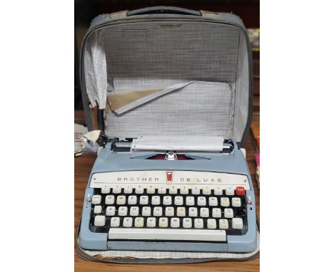 A VINTAGE CASED BROTHER DE LUXE TYPEWRITER 