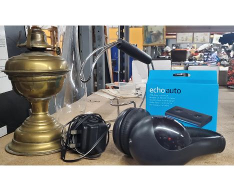 AN AMAZON 'ALEXA' ECHO AUTO, HEADPHONES, WINE BOTTLE HOLDER AND POURER AND A VINTAGE BRASS OIL LAMP 