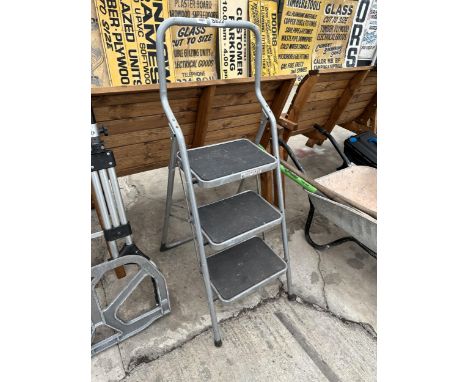 A THREE RUNG METAL STEP LADDER 