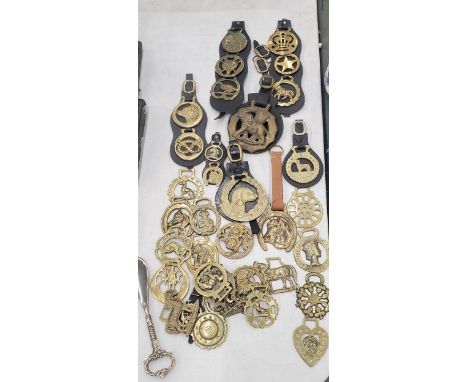 A LARGE QUANTITY OF VINTAGE HORSE BRASSES 