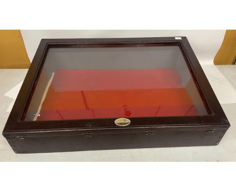 A VINTAGE ADCOT STANTON TABLE TOP JEWELLERY DISPLAY CASE, 92 X 62CM 