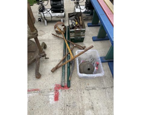 AN ASSORTMENT OF ITEMS TO INLCUDE METAL TRAYS, GARDEN TOOLS AND BRICK TIES ETC 
