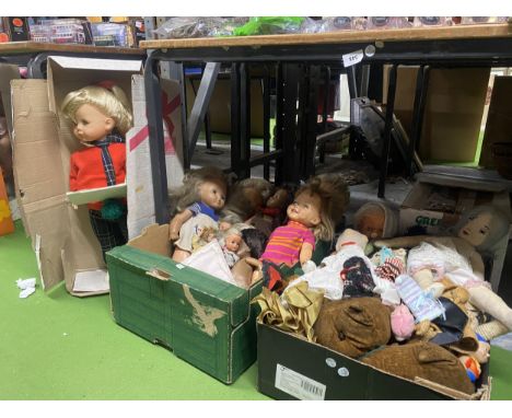 A LARGE COLLECTION OF VINTAGE DOLLS 