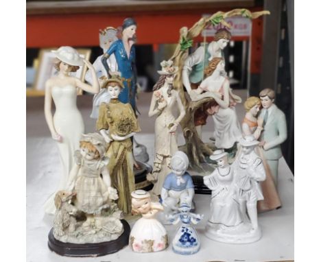 A MIXED LOT OF CERAMIC FIGURES 