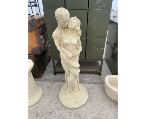 AN AS NEW EX DISPLAY CONCRETE 'LOVERS' STATUE *PLEASE NOTE VAT TO BE PAID ON THIS ITEM* 