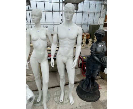 A MALE LIFE SIZE MANNEQUIN ON A STAND 