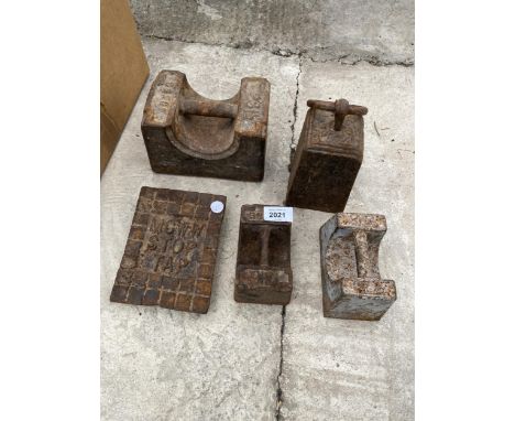 AN ASSORTMENT OF VINTAGE CAST IRON WEIGHTS 