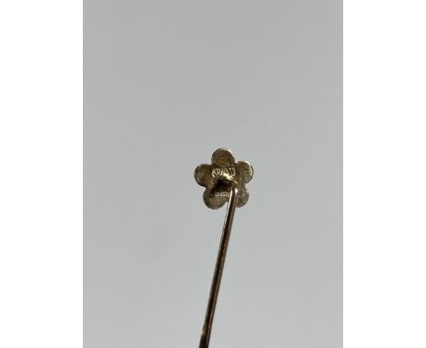 A VINTAGE 9CT YELLOW GOLD STICK PIN BROOCH WITH BLUE ENAMEL FLORAL HEAD 