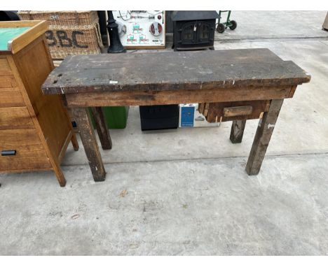 A SMALL VINTAGE WOODEN WORKSHOP BENCH WITH LOWER DRAWER 