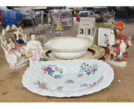 A MIXED LOT TO INCLUDE THREE STAFFORDSHIRE FIGURES, A BRASS AND MARBLE CARRIAGE CLOCK, CALENDAR, VINTAGE SERVING BOWLS AND PL