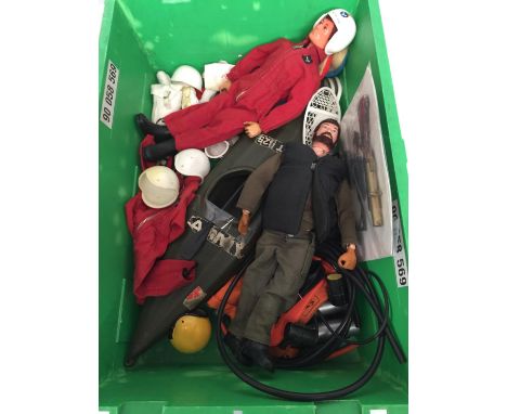 A COLLECTION OF VINTAGE ACTION MAN ITEMS TO INCLUDE TWO FIGURES ( 1 WITH EAGLE EYES), A CANOE, SNOW SET, SCUBA DIVING SET, ET
