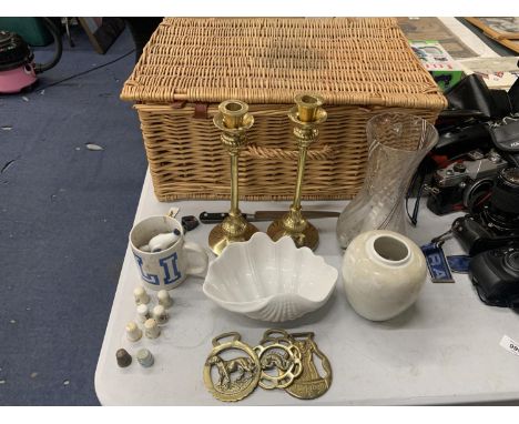 A LARGE WICKER HAMPER, BRASS CANDLESTICKS, HORSE BRASSES, THIMBLES, VASES, ETC 