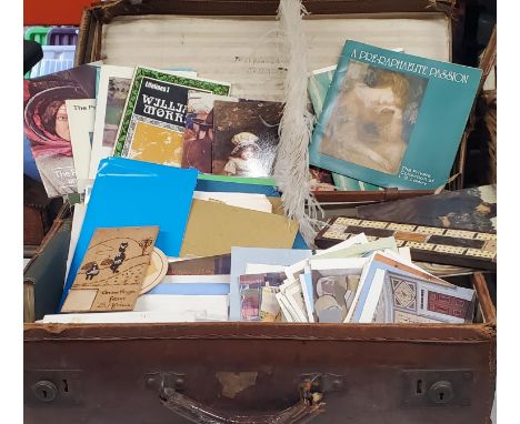 A VINTAGE SUITCASE CONTAINING EPHEMERA TO INCLUDE GREETING CARDS, SOUVENIR LEAFLETS, POSTCARDS, MAPS, ETC 