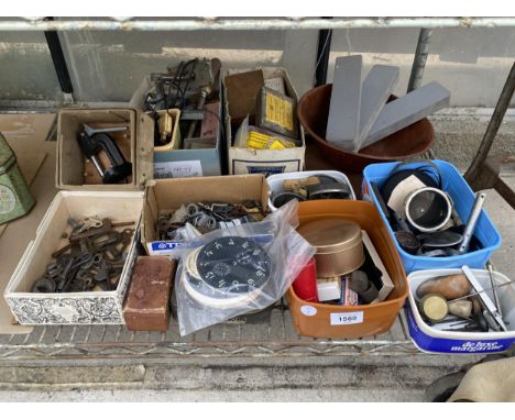 A LARGE ASSORTMENT OF VINTAGE WATCH AND CLOCK MAKERS SPARES TO INCLUDE A VICE, CLOCK KEYS ETC 