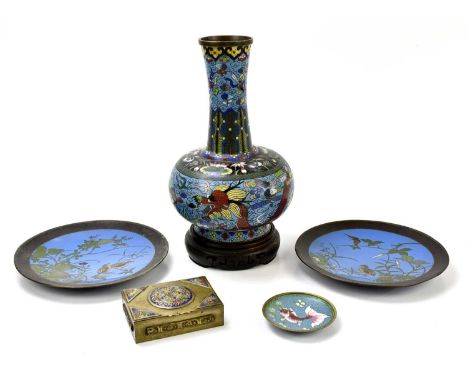 A large Japanese Meiji period cloisonné vase, height 31cm, a pair of cloisonné plates, a small cloisonné dish, and a champlev