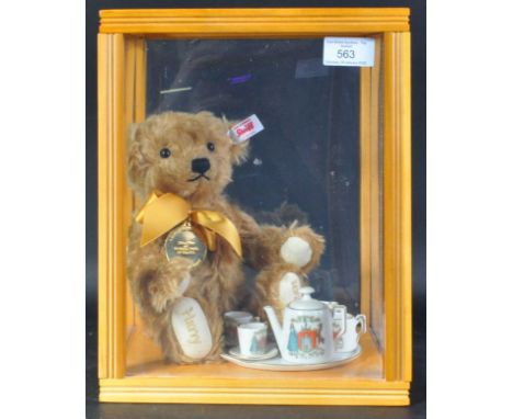 An original Steiff made 2018 Danbury Mint Limited Edition Harry &amp; Meghan Royal Wedding teddy bear. The bear having golden