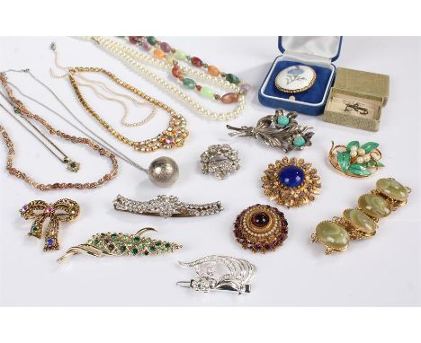 Mixed lot of costume jewellery comprising of a yellow metal and green stone bracelet, a ceramic brooch etc