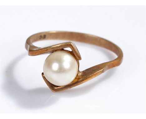 9 carat gold pearl set ring, 2.5 grams