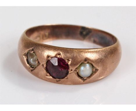 9 carat gold garnet and pearl ring, 1.6 grams