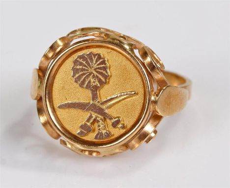 Saudi Arabian gold ring, with cross sword and tree head, 5.1 grams