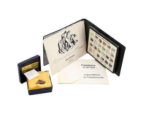 Konvolut verschiedene Farbsteine: loser Zoisit mit Rubin (30,38 ct, ca. 31 x 17.5 x 10 mm) und eine Edelsteinsammlung im Mäpp