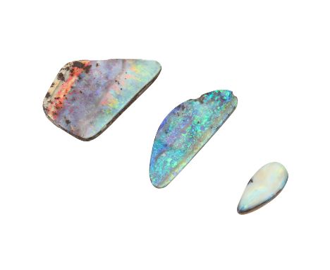 Konvolut 3 Boulder Opale von 27,81 ct, grösster Stein von 14,11 ct, ca. 27,9 x 19,1 x 4,3 mm, guter Zustand, am Rand leicht a