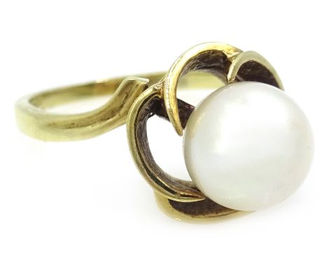 14ct gold single pearl flower design ring, stamped 585 Condition Report Approx 4.1gm, size O