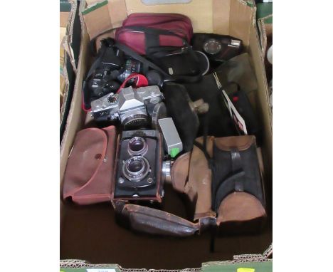 A box of vintage and later cameras&nbsp;