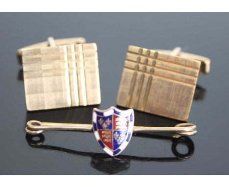 A pair of 9ct yellow gold rectangular cufflinks engraved with intersecting lines with brand swivel fittings. Plate dimensions