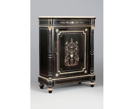 Französischer Halbschrank des 19. JahrhundertsNapoleon III, um 1860, hocheckiger Korpus, schwarz lackiert, mit 2 seitlichen V