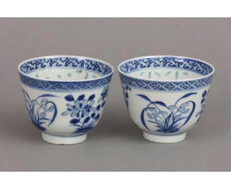 Paar chinesische Porzellan-Koppchen mit sog. Reiskorn-Dekor konische Form auf eingezogenem Standring, Wandung mit transluzide
